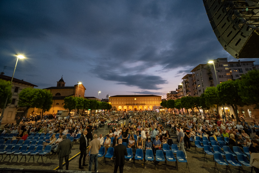 Max Giusti riempie la Piazza di Civitanova Marche | Banca Macerata 1