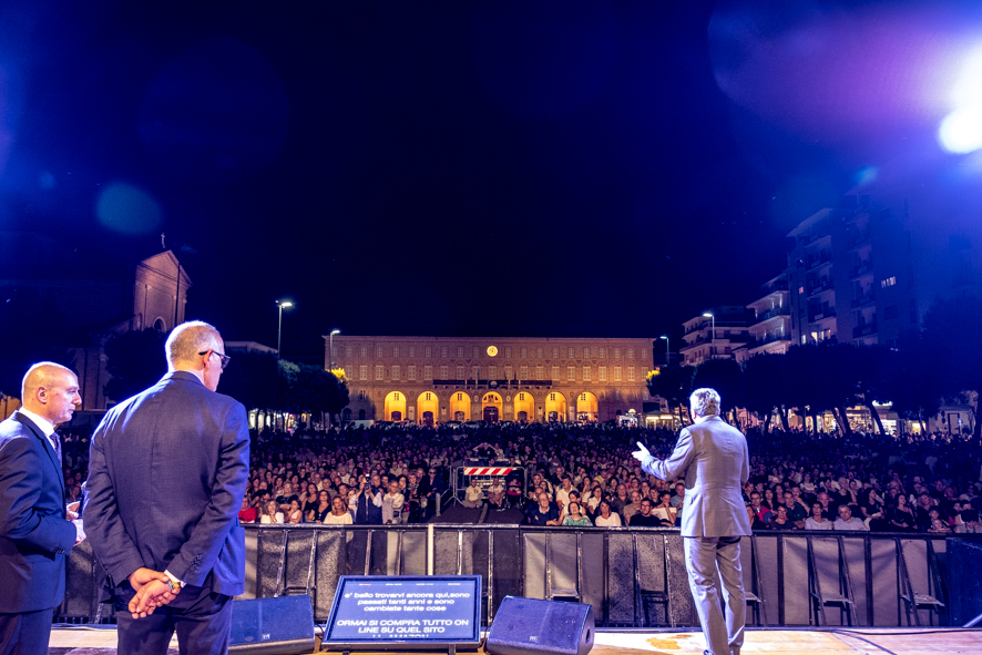 Max Giusti riempie la Piazza di Civitanova Marche | Banca Macerata 3