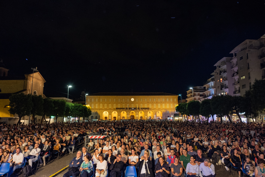 Max Giusti riempie la Piazza di Civitanova Marche | Banca Macerata 4