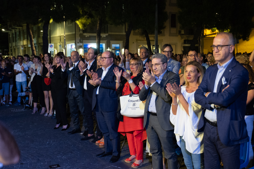 Max Giusti riempie la Piazza di Civitanova Marche | Banca Macerata 7