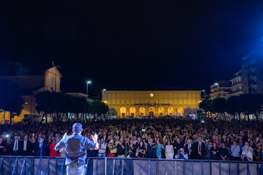 Max Giusti riempie la Piazza di Civitanova Marche | Banca Macerata 8